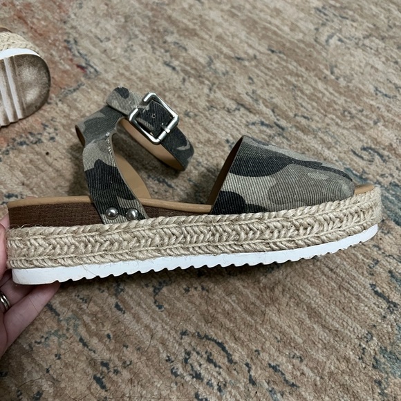 Soda Girl’s Camo Platform Sandals, Size 2 - Picture 7 of 11